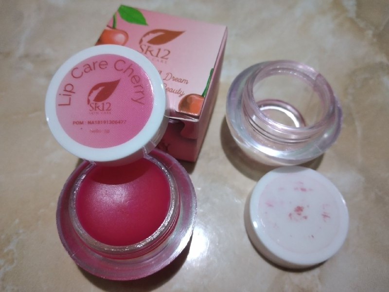 Akhir nya......habis juga lip care ku ini....sampe bosan nungguin kok nggak habis2...ih..gemeezzz....8 bulan naik 9 lo....baru habis....padahalnya pakai nya tiap hari ...pagi,siang dan malam menjelang tidur...SR12 gitu looo....jadi mau bilang dari mana SR12 itu mahal??? SR12 itu terkesan mahal di awal karena terlihat kecil ..padahal awetnya kebangetaaaan.....berbulan2 baru habis...terlebih  lagi kamu buktikan khasiat pr0duknya...yang luarrr biasa...memberikan solusi bagi masalah kulit mu, tanpa rasa khawatir...karena aman pr0duk nya,jelas merk/brandnya, bonafit perusahaannya, jelas 0wner nya, jelas komposisinya, ada barc0de nya, ada nomor Batch  nya, ada nomer BP0M nya, jelas nama pr0duknya,  bukan tempel2an 🤗🤩 yuk buktikan pr0duk SR12 Yang lainnya juga ya...Order/pemesanan:Wa/telegram 👉0821-5799-8873AGEN RESMI SR12 HERBAL SKINCARE BALIKPAPAN