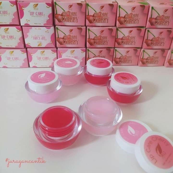 🌸Si mungil yang awetnya kebangetan....🤩💐nggak percaya??? Buktikan sendiri deh 🙃😉 kalau saya 8 bulanan baru habis padahal pake nya 2 kali sehari..pagi dan malam menjelang tidur.  🌸Si kecil yang manfaatnya besar, bibir jadi cerah alami, lembab, lembut, no kering, no pecah-pecah, no hitam2.Harganya 30 ribu aja Lo....Tapi Super Ajaib buangeeet👍👍👍Ready semua varian ya🤩💋 Lip care Natural ( jika di perlukan bagi pria bisa pilih Natural ya, karena tidak tampak berwarna)💋 Lip care cherryWA/telegram👉0821-5799-8873AGEN RESMI SR12 HERBAL SKINCARE BALIKPAPAN KAL-TIM