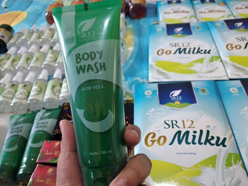 Ada yg satu bulan udah tampak cerah, ada yg hanya 2 kali pemakaian udah keliatan perbedaannya, kalau saya sendiri di 1 minggu tampak cerah ,terasa lembut kinyis-kinyis🤗😁 Itulah karena kita berbeda, berbeda jenis kulit dan ketebalan daki nya🤭😅  Alhamdulillah SR12 menghadirkan sabun yg membuat kulit jadi cerah berasa luluran dengan butiran scrub nya yg halus namun ampuh merontokkan daki dengan aroma nya yg khas membuat mu rilex berasa SPA di salon2 mewah.Cairannya yg sangat kental tetap memberikan busa melimpah meskipun ditambahkan air tanpa mengurangi khasiat dan wanginya, sehingga begitu hemat dan ekonomis. BODY WASH ALOE VERA SR12 Memang Mantuuullll. Uwuooowww. MaasyaAllah🤩🥰👍Ready: Kemasan pump 250 mlKemasan tube 100 ml Kemasan  tube 250 mlWA/Telegram👉 0821-5799-8873AGEN RESMI SR12 HERBAL SKINCARE BALIKPAPAN KAL-TIM