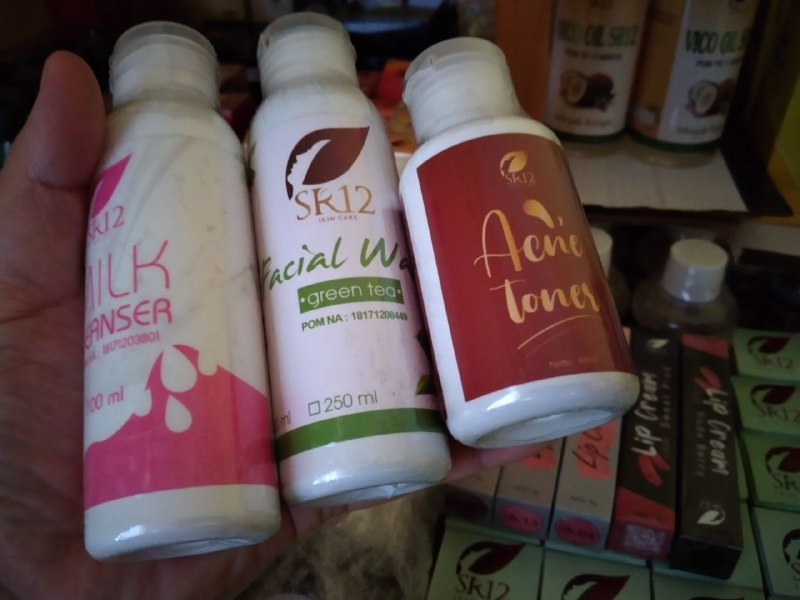 Yang penting rajin cleansing aja ya, jerawat Hormon bawain haid ataupun karena wajah kotor, insyaAllah nggak terlalu banyak munculnya, karena basic skincare itu sendiri adalah Cleansing 🤗🤩🥰🌸🌿🌸🌿Proses Cleansing /pembersihan:👉 Micellar water atau Milk cleanser (susu pembersih) di oleskan ke wajah menggunakan kapas khusus kecantikan👉lanjut cuci muka pakai facial wash green tea/sabun yg sesuai jenis kulit.*Jika pakai micellar water nggak perlu di bilas👉 lanjut lap wajah pakai handuk bersih baru pakai toner BHA/acne toner/ toner chamomile/ toner yg sesuai jenis kulit menggunakan kapasReady ya Paket Cleansing nya...🤩Sabun dan toner menyesuaikan jenis kulit dan masalah kulit ya...Silahkan konsultasi dulu ya (free)WA/telegram👉0821-5799-8873AGEN RESMI SR12 HERBAL SKINCARE BALIKPAPAN KAL-TIMMampir yuks toko online kami di👇shopee.co.id/agenresmisr12Atautokopedia.com/sr12balikpapan